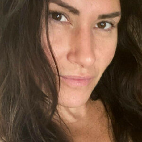 Naakte gelekte OnlyFans-foto van Alpha Kat Zingano