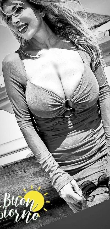 Naakte gelekte OnlyFans-foto van Sonia Grey