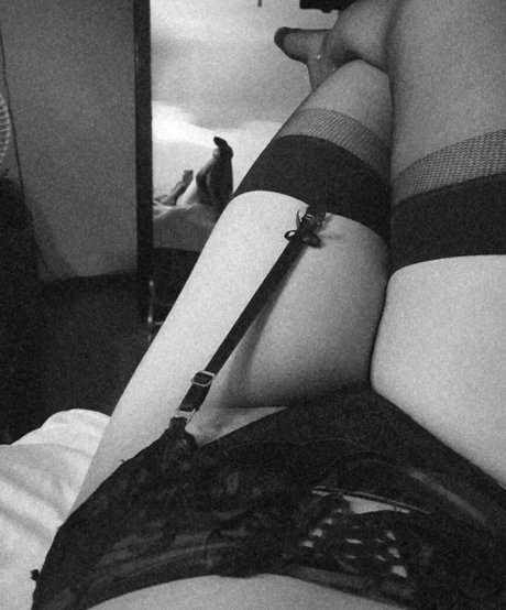 Naakte gelekte OnlyFans-foto van Kareningold