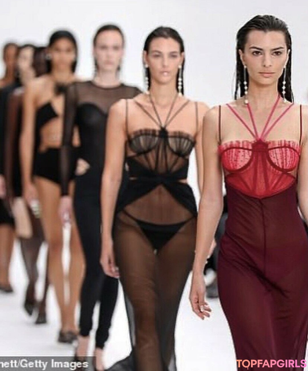 Naakte gelekte OnlyFans-foto van Emily Ratajkowski #1045