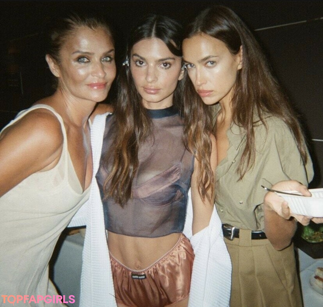 Naakte gelekte OnlyFans-foto van Emily Ratajkowski #1048