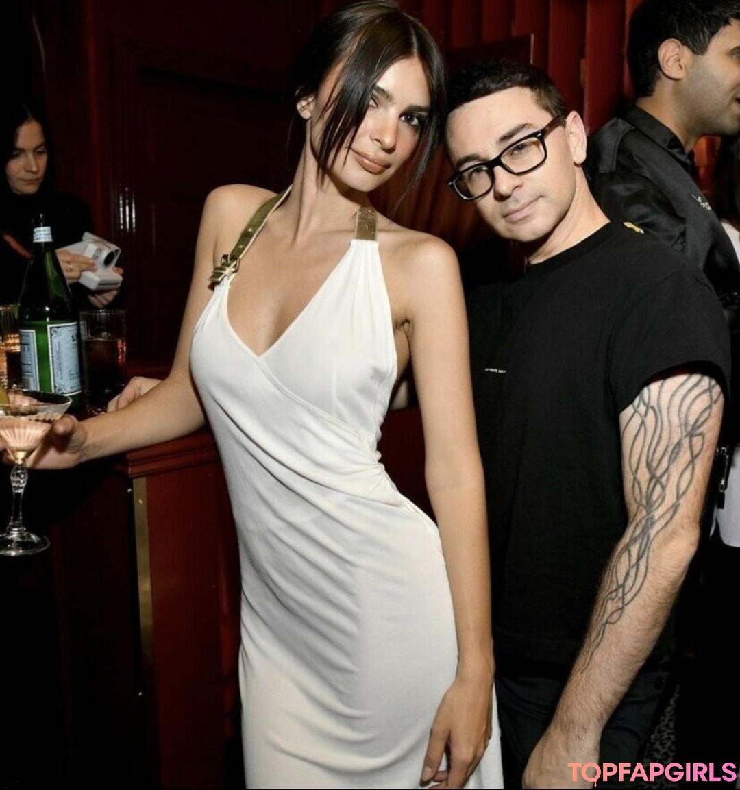 Naakte gelekte OnlyFans-foto van Emily Ratajkowski #1141