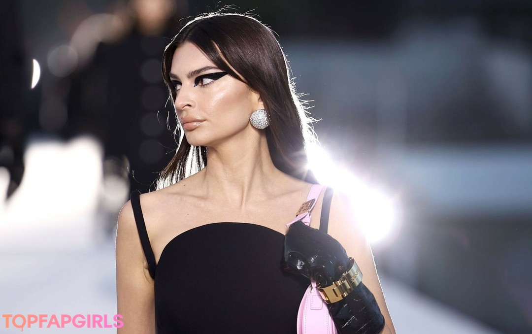 Naakte gelekte OnlyFans-foto van Emily Ratajkowski #1393