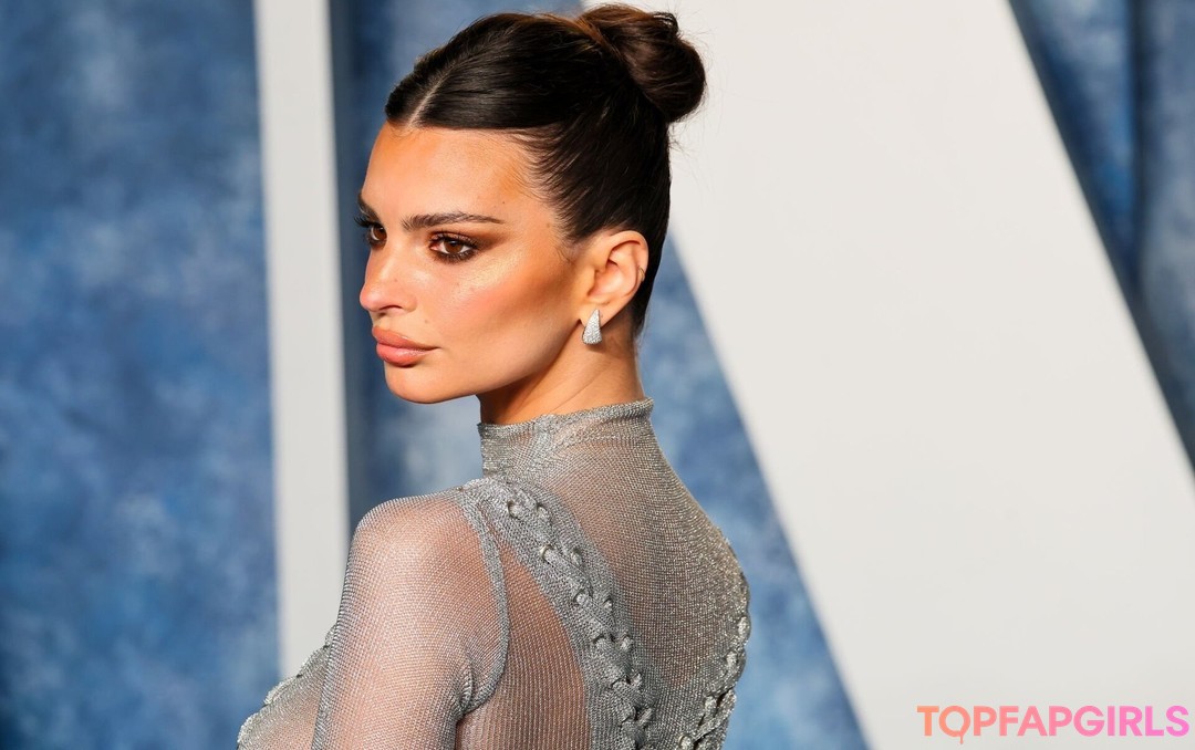 Naakte gelekte OnlyFans-foto van Emily Ratajkowski #1420