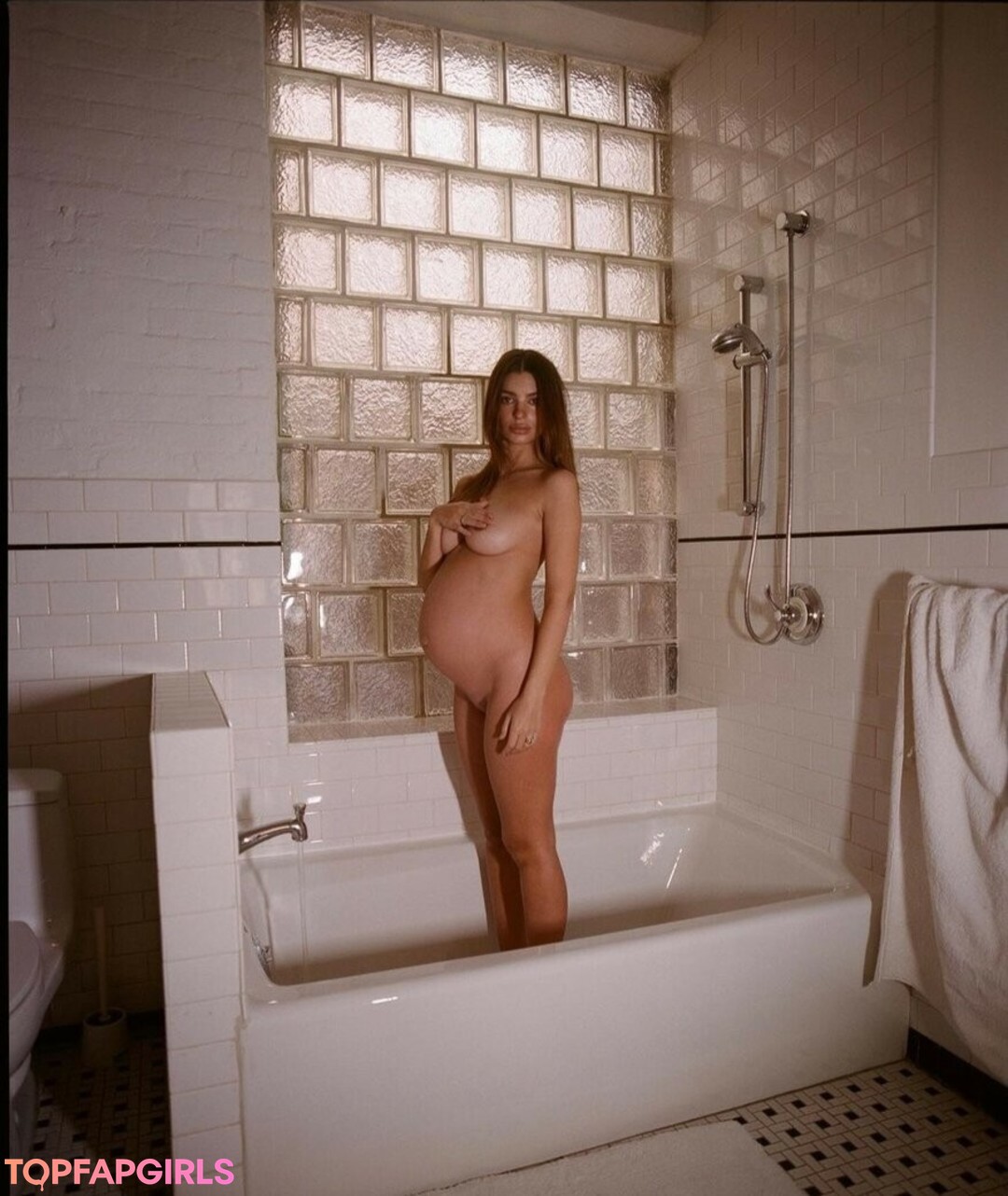 Naakte gelekte OnlyFans-foto van Emily Ratajkowski #1650