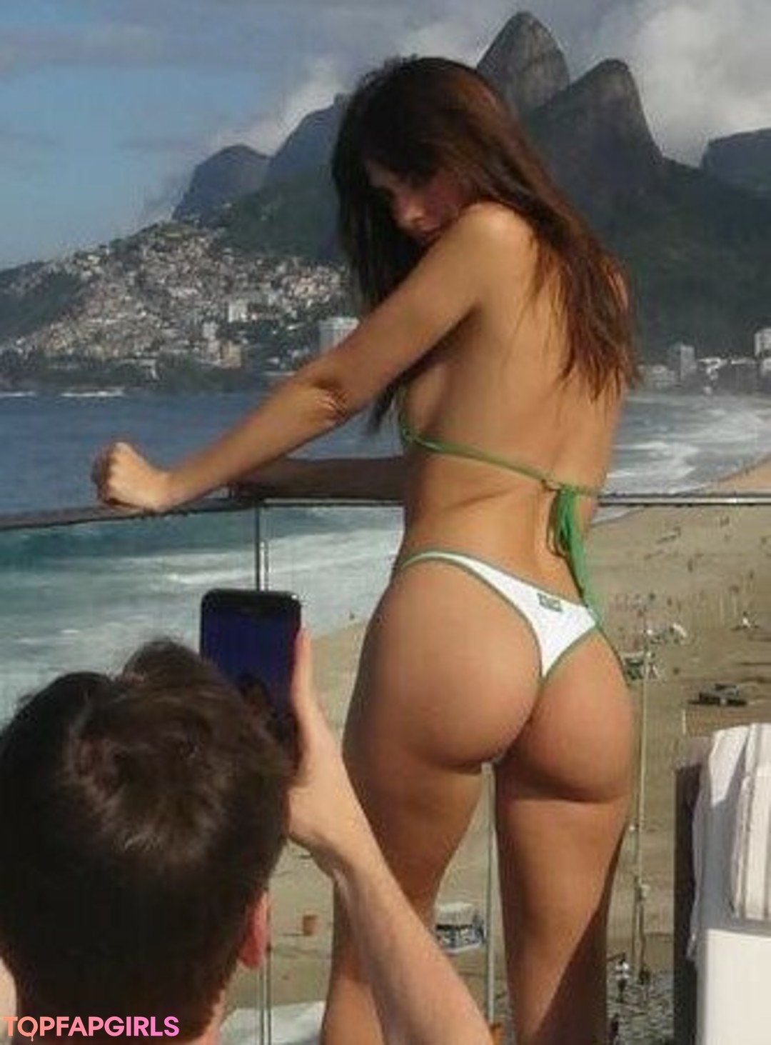 Naakte gelekte OnlyFans-foto van Emily Ratajkowski #1744