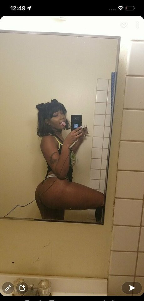 Naakte gelekte OnlyFans-foto van Xiouuu