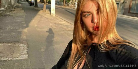 Naakte gelekte OnlyFans-foto van Sandrateeny