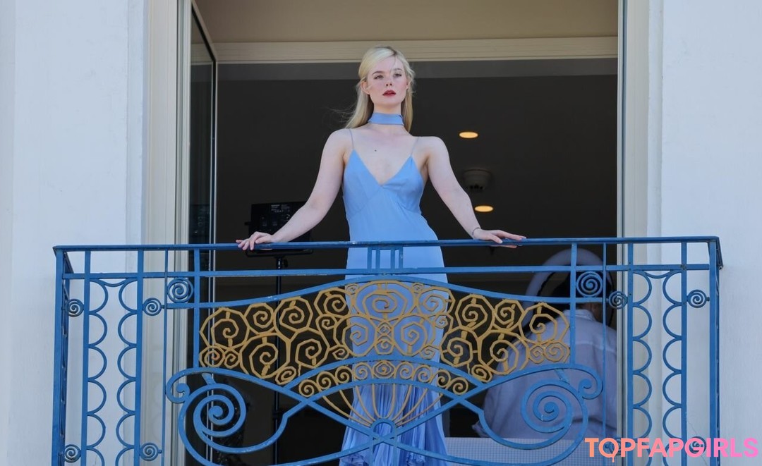 Naakte gelekte OnlyFans-foto van Elle Fanning #1009