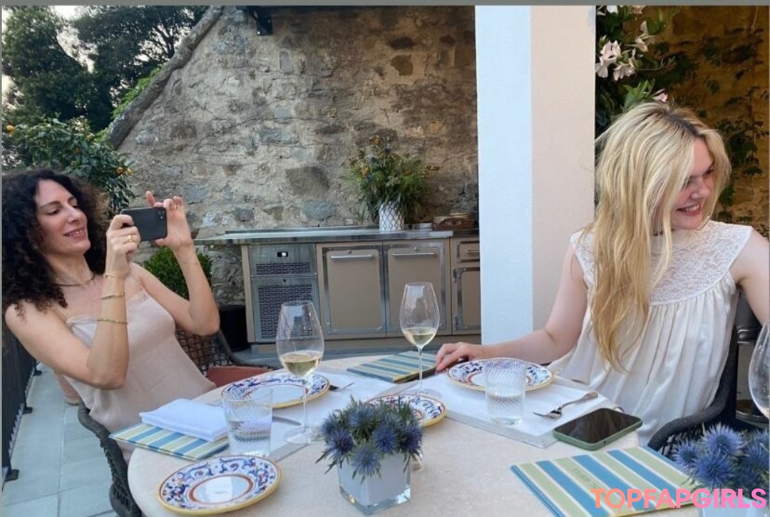 Naakte gelekte OnlyFans-foto van Elle Fanning #1056