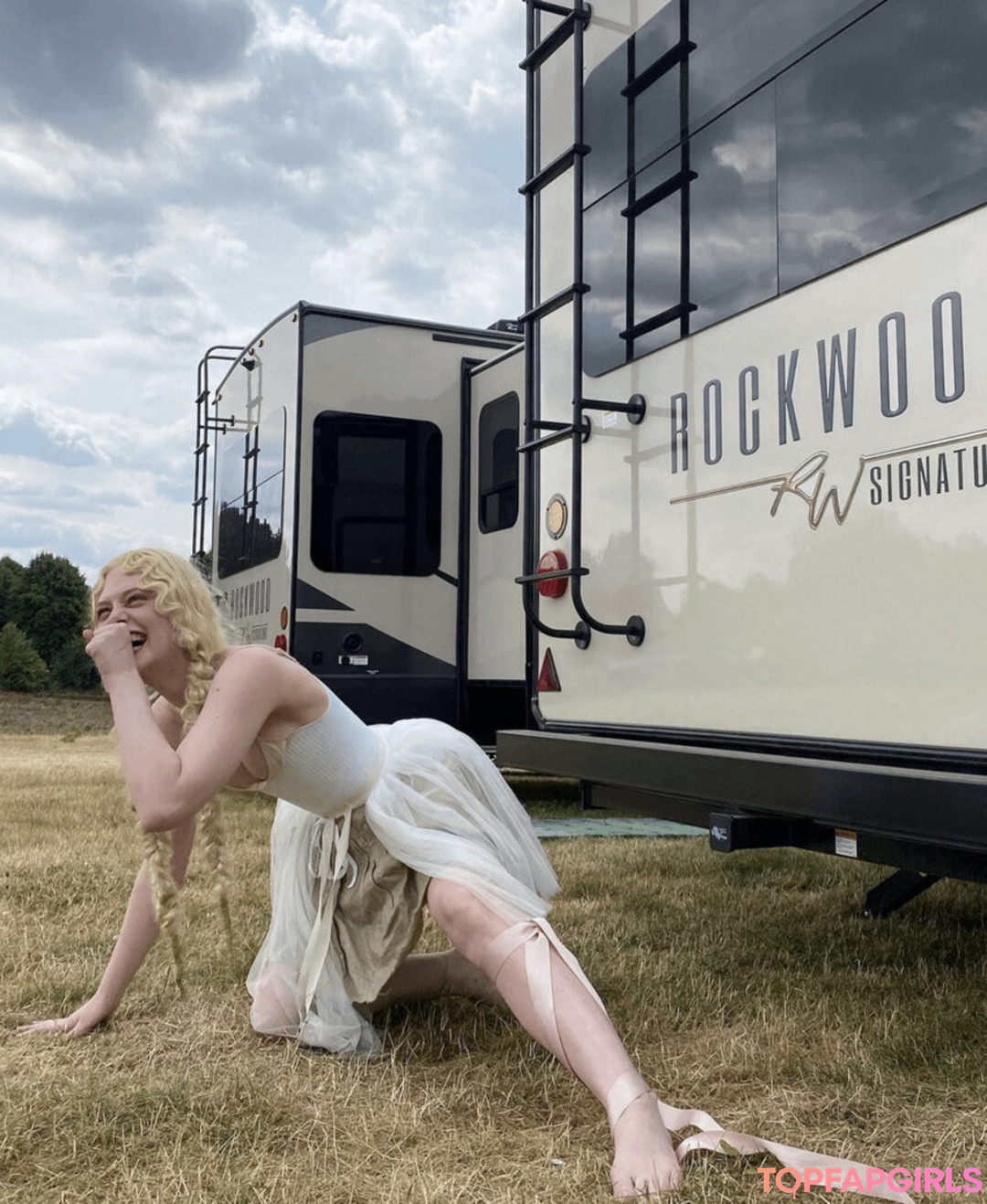 Naakte gelekte OnlyFans-foto van Elle Fanning #1077