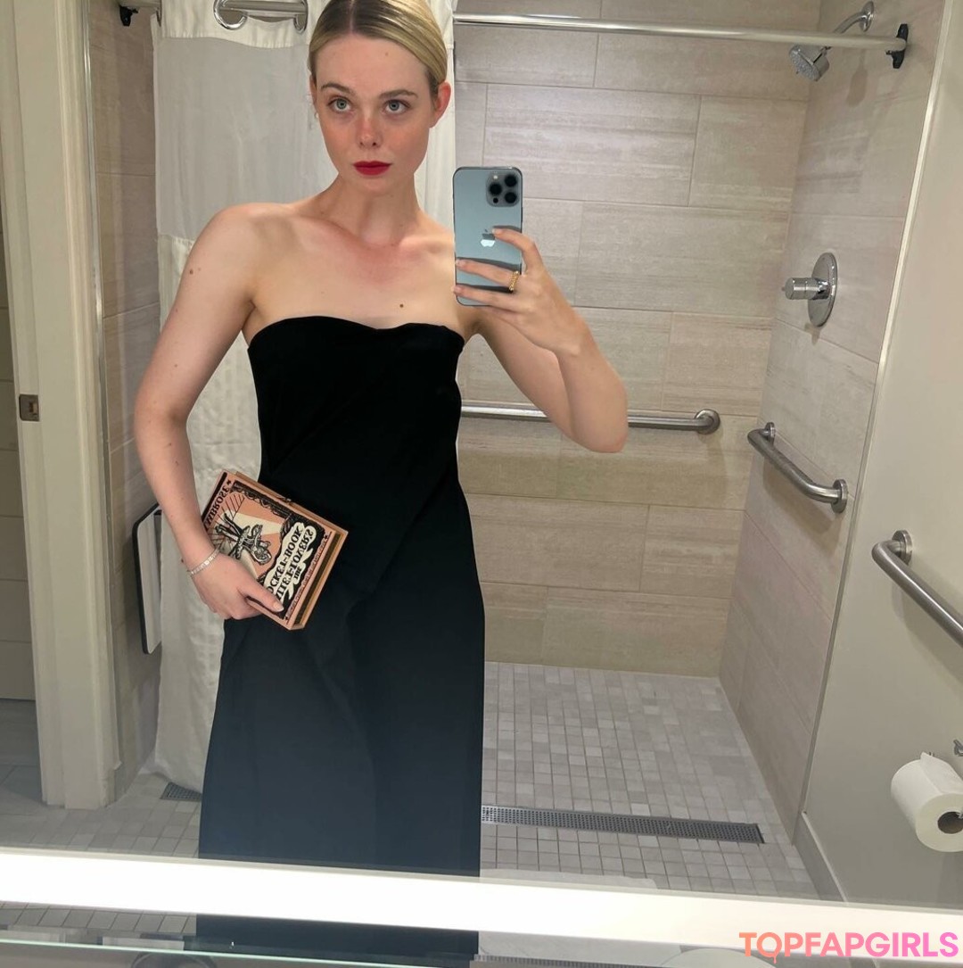 Naakte gelekte OnlyFans-foto van Elle Fanning #1181