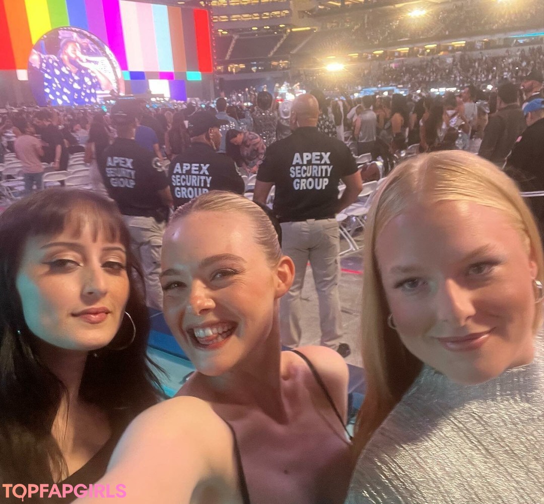 Naakte gelekte OnlyFans-foto van Elle Fanning #1196