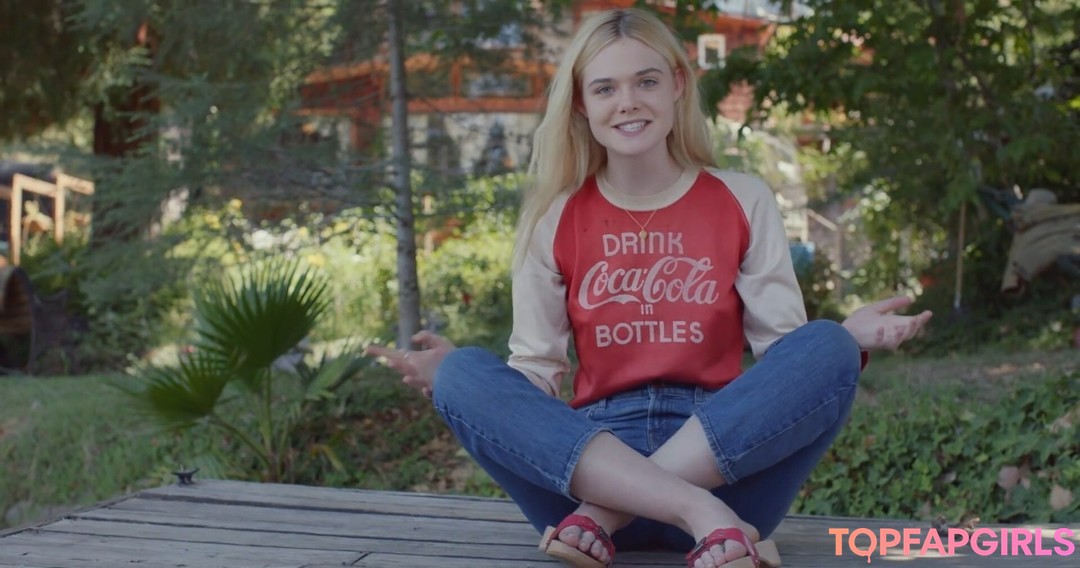 Naakte gelekte OnlyFans-foto van Elle Fanning #1230