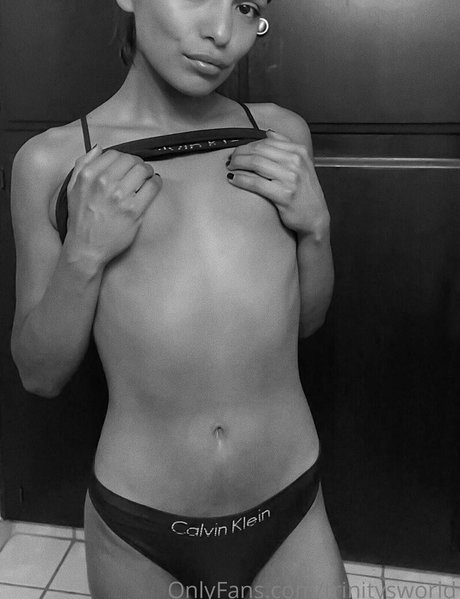 Naakte gelekte OnlyFans-foto van Beautywithtrinity