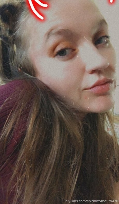 Naakte gelekte OnlyFans-foto van Spitinmymouth420