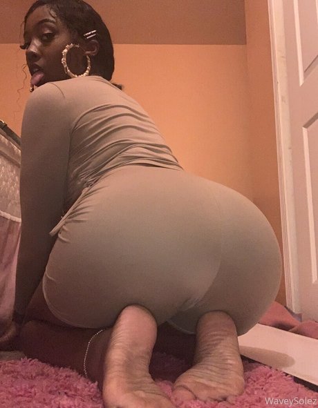 Naakte gelekte OnlyFans-foto van Waveysolezz