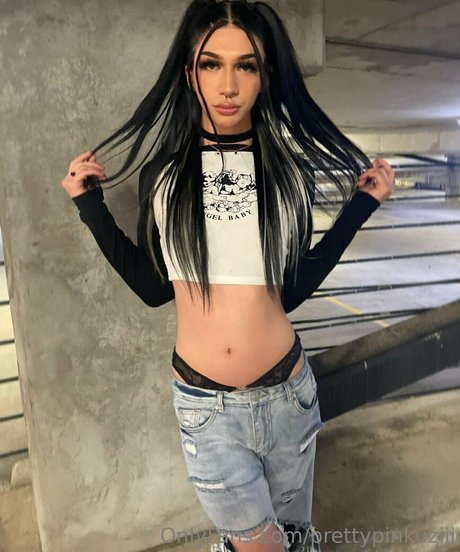 Naakte gelekte OnlyFans-foto van Prettypinkuziii