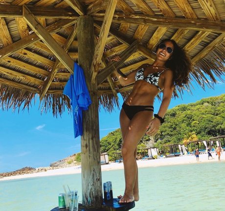 Naakte gelekte OnlyFans-foto van Nadia Amine