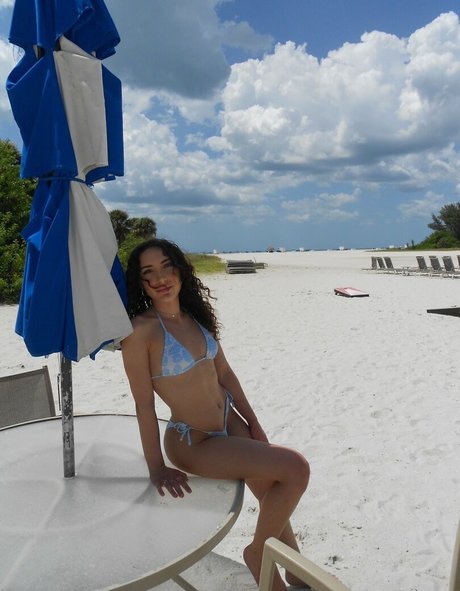 Naakte gelekte OnlyFans-foto van Nadia Amine