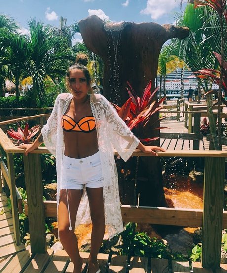Naakte gelekte OnlyFans-foto van Nadia Amine