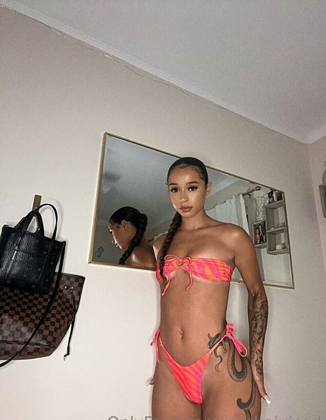 Naakte gelekte OnlyFans-foto van Jambajuiced