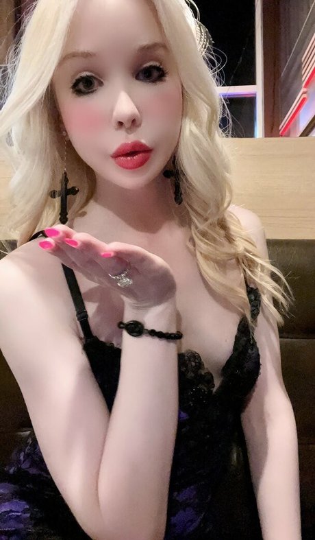 Naakte gelekte OnlyFans-foto van Sarina Valentina