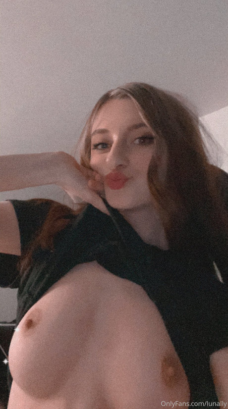 Naakte gelekte OnlyFans-foto van Lunally