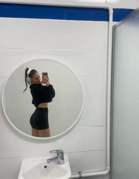 Naakte gelekte OnlyFans-foto van Alliyah