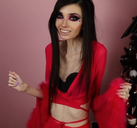 Naakte gelekte OnlyFans-foto van Eugenia Cooney