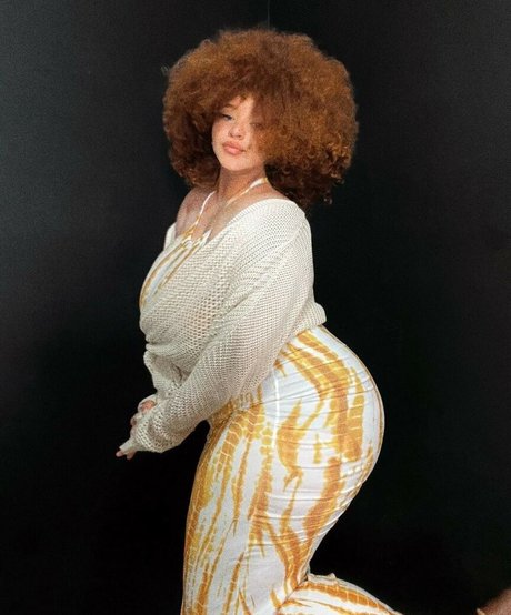 Naakte gelekte OnlyFans-foto van Nikkie Ginger