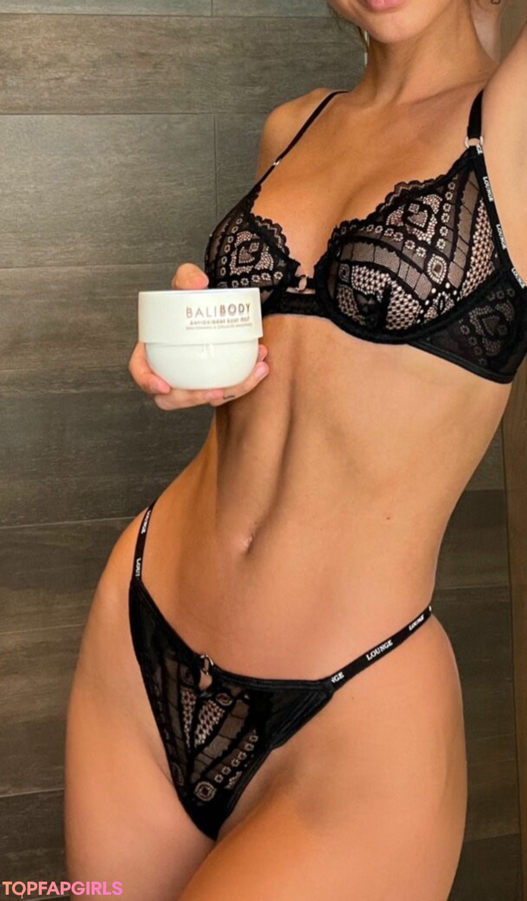 Naakte gelekte OnlyFans-foto van Brit Manuela #1220