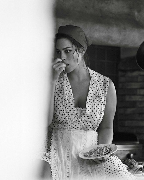 Naakte gelekte OnlyFans-foto van Ashley Graham
