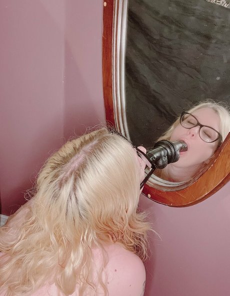 Naakte gelekte OnlyFans-foto van Starlajane