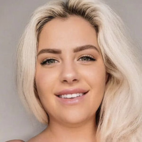 Naakte gelekte OnlyFans-foto van Nina Phoenix