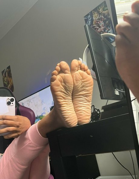 Naakte gelekte OnlyFans-foto van Littleebonyfeet