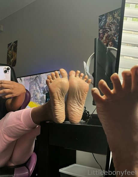 Naakte gelekte OnlyFans-foto van Littleebonyfeet