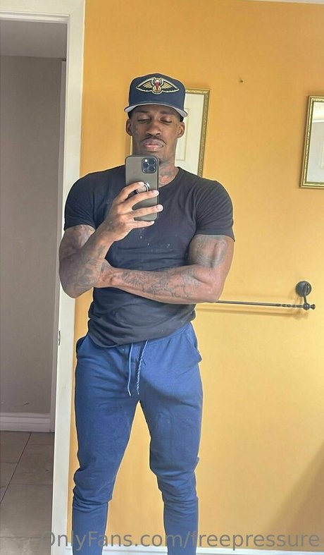 Naakte gelekte OnlyFans-foto van Freepressure