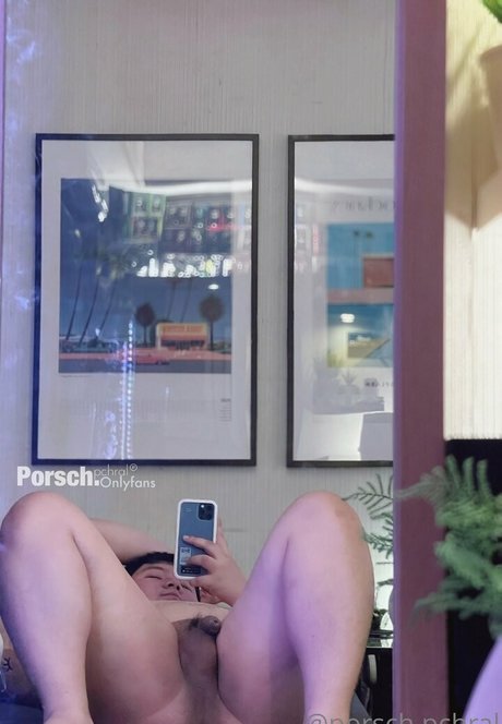 Naakte gelekte OnlyFans-foto van Porschpchral