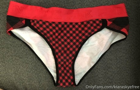 Naakte gelekte OnlyFans-foto van Kiaraskyefree