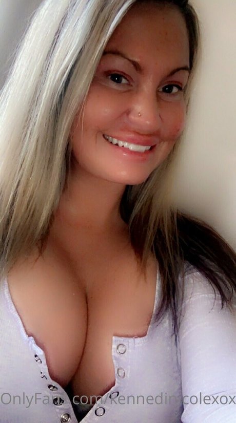 Naakte gelekte OnlyFans-foto van Kennedinicolexoxo