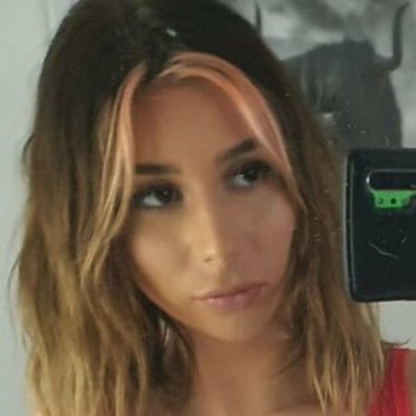 Naakte gelekte OnlyFans-foto van Renee Savy