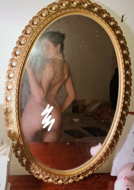 Naakte gelekte OnlyFans-foto van Emminemina