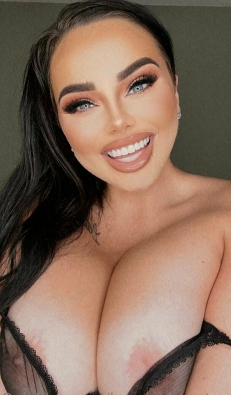 Naakte gelekte OnlyFans-foto van Bosnianbeautyy