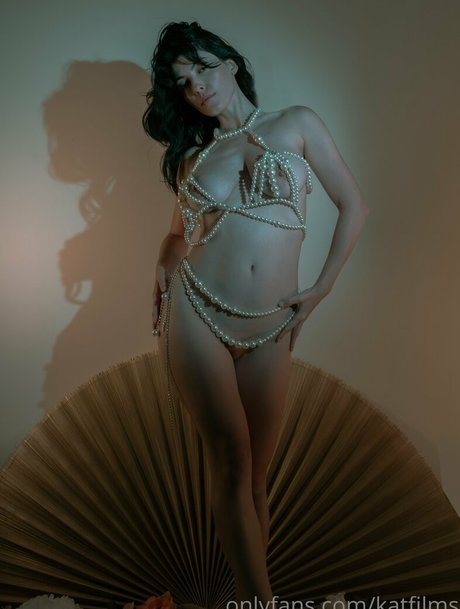 Naakte gelekte OnlyFans-foto van Kat Cabaret