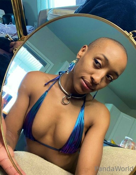 Naakte gelekte OnlyFans-foto van Thecleopanda