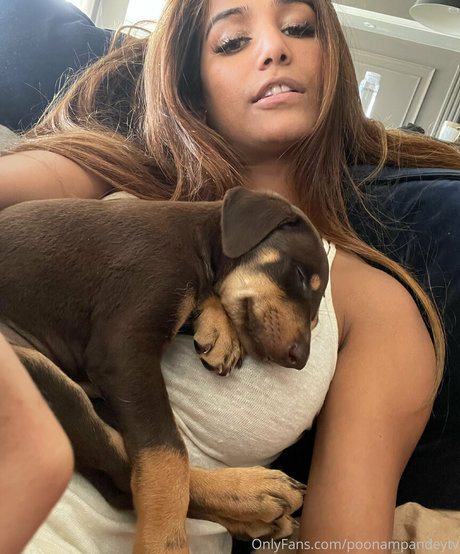Naakte gelekte OnlyFans-foto van Poonampandeytv