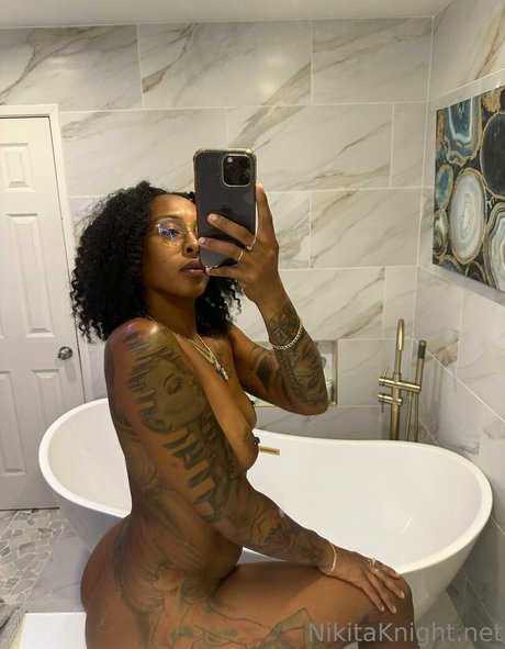Naakte gelekte OnlyFans-foto van Iamnikitaknight