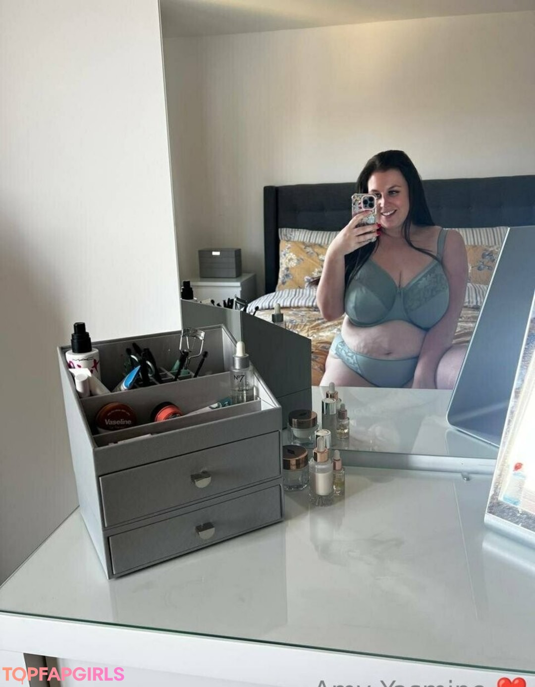 Naakte gelekte OnlyFans-foto van Amyyasmine #1395