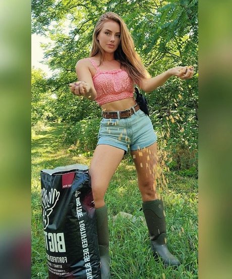 Naakte gelekte OnlyFans-foto van Lil Red Heidi Hood